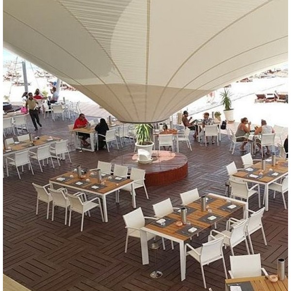 Voile d'ombrage sur la terrasse d'un restaurant