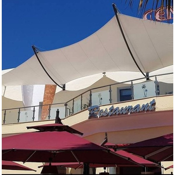 Voile d'ombrage dans un bar restaurant