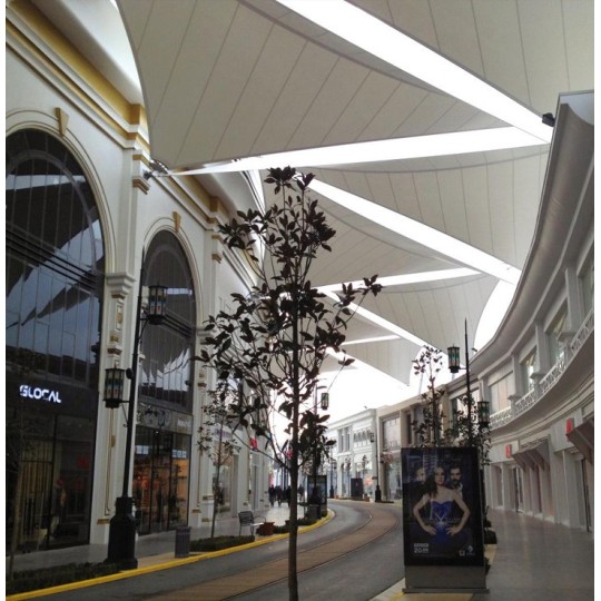 Voile d'ombrage dans un centre commercial