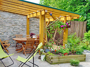 Pergola en bois avec verdure