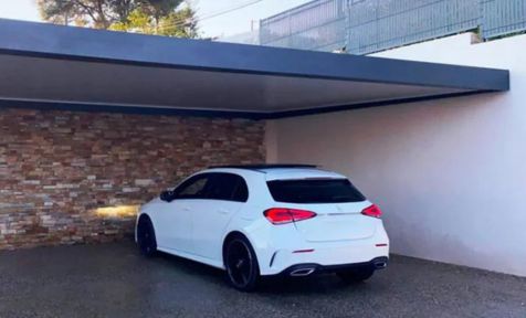 Protégez votre véhicule grâce à nos carports adossés à un mur de votre maison.