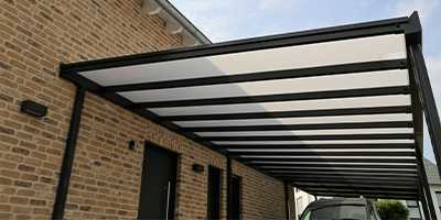 carport apposé à un mur de maison en aluminium RAL7016