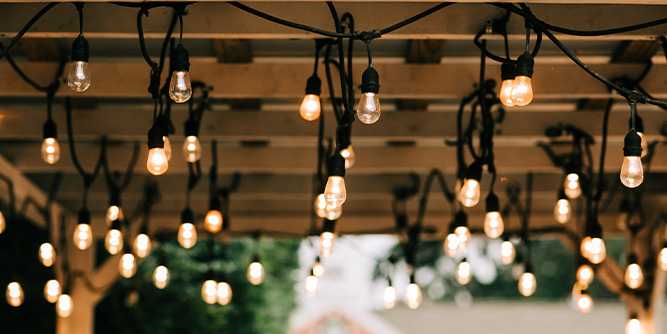 Luminaire design pour pergola en bois