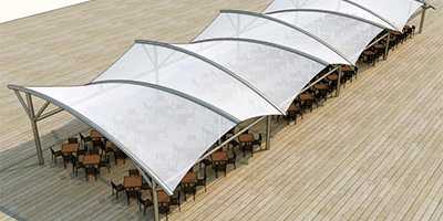 voile d'ombrage architecturale sur poteaux