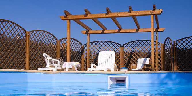 Tonnelle de pergola au bord d'une piscine