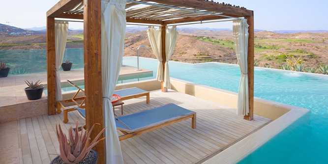 Pergola autoportée en bois au bord de la piscine