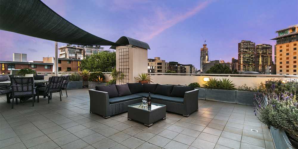 Voile d'ombrage anthracite sur une terrasse d'appartement