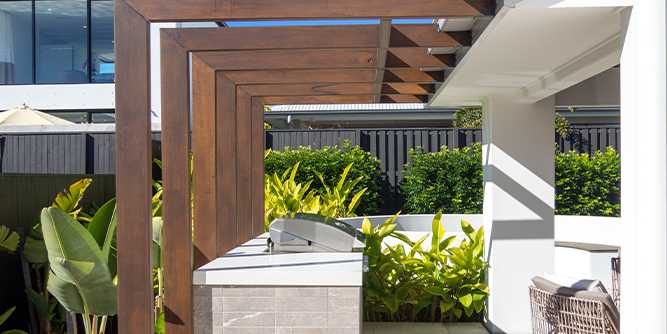 Pergola droite en bois adossée à un mur sur terrasse