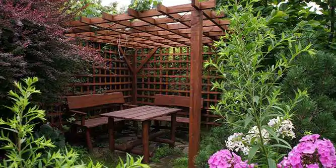 Pergola en bois autoportante située dans un coin de jardin