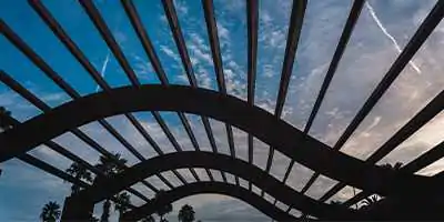 pergola en bois à forme de vague