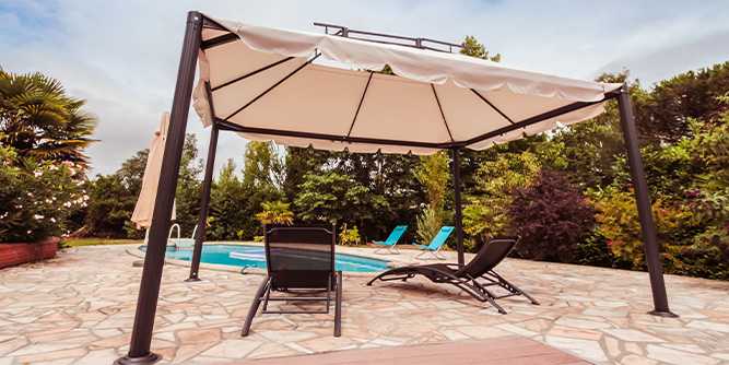 Pergola autoportée au bord d'une piscine