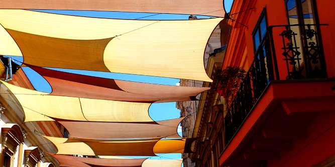 Voile d'ombrage pour galerie à ciel ouvert