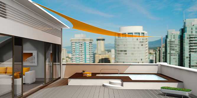 Voile d'ombrage triangulaire orangé sur terrasse en bois