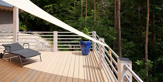 Une voile triangulaire blanche sur terrasse en bois