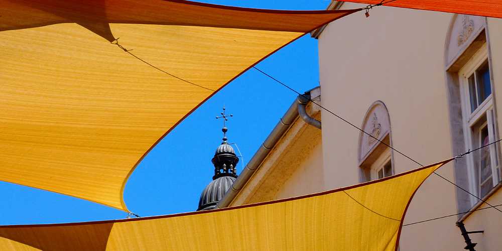 Voile d'ombrage colorée sur balcon