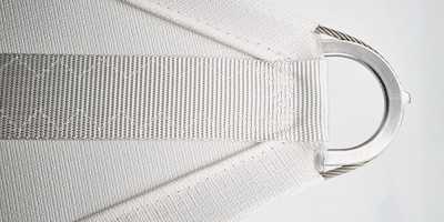 voile d'ombrage en polyester avec une finition renforcée par un câble inox