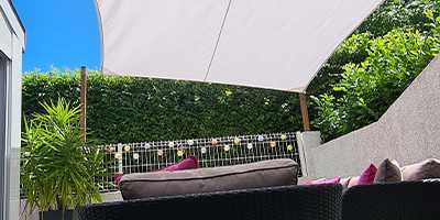 jardin cosy avec une voile d'ombrage rectangulaire 5x4m de couleur blanche