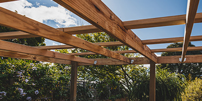 pergola en bois avec poutre traversante