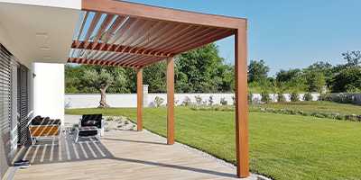 une pergola en bois adossée