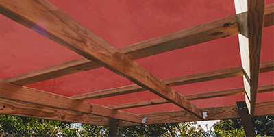 Une toile de pergola pour de l'ombre et de la fraîcheur