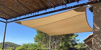 voile d'ombrage carrée 4x4m design sur une terrasse extérieur