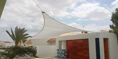 voile d'ombrage rectangulaire pour une maison architecturale