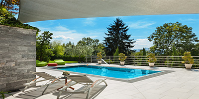 voile d'ombrage rectangulaire sur une terrasse et au bord de la piscine