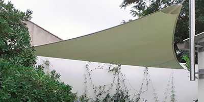 voile d'ombrage triangulaire design dans un jardin