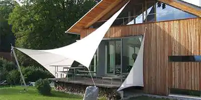 voile d'ombrage multipointe et triangulaire sur terrasse maison