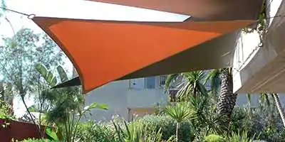 Voile triangulaire dans un jardin