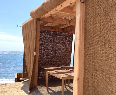 Sur la plage, créez votre propre espace ombragé sans craindre le vent grâce à ce brise-vue en fibre de coco.