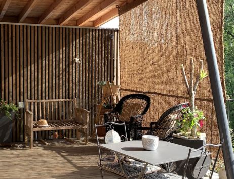 Le brise-vue en coco est utile pour créer un espace privatif sur votre terrasse.