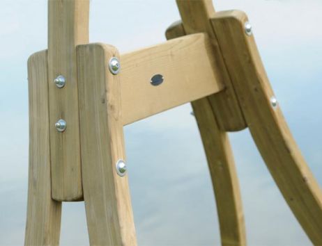 Le support Atlas est conçu manuellement à partir de bois et d'inox.
