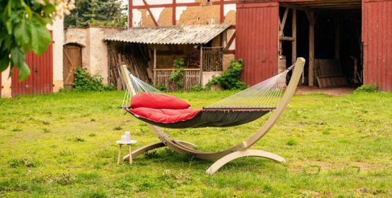 Installez votre hamac dans votre jardin sur un support et profitez-en en famille.