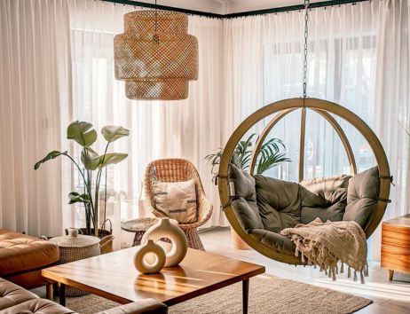 Dans un salon ou dans une chambre, le Globo Chair s'intègre aussi magnifiquement en intérieur.
