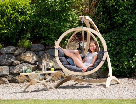 Pour profiter du soleil sur votre terrasse, rien de mieux que ce fauteuil suspendu Globo Chair pour une seule personne.