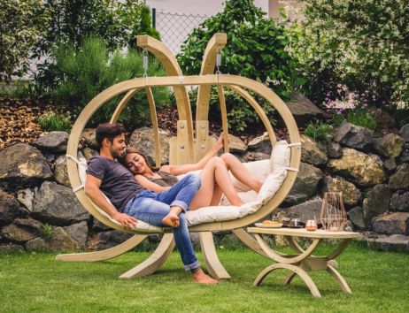 Installez votre fauteuil suspendu Globo Royal Chair et profitez de votre jardin tout l'été.