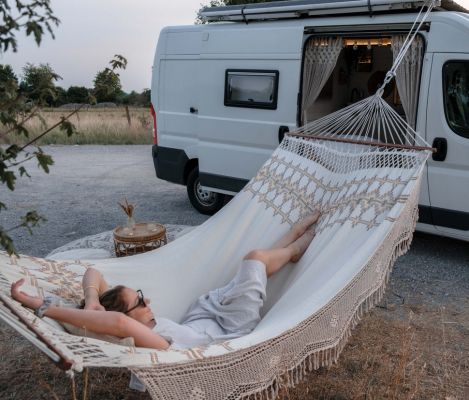 Vous cherchez à vous reposer pendant votre road-trip ? Amenez un hamac et attachez le à un arbre.