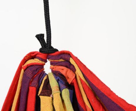 Grâce au hamac Kid's Relax Rainbow, permettez à votre enfant de se reposer et de s'amuser.