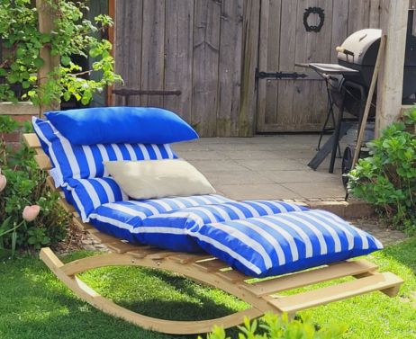 Je profite de mon espace extérieur en y ajoutant la chaise longue Rocking Lounger.