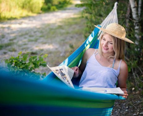 Nos hamacs en coton recyclé sont très confortable pour un salon de jardin idéal.
