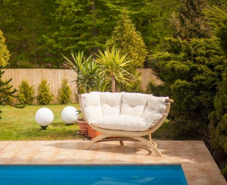 Au bord de la piscine, la canapé Siena Due est un excellent mobilier de jardin.