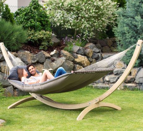 Je me repose dans mon hamac confortable et stable grâce à mon support en bois de mélèze.