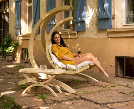 Je profite de ce fauteuil Swing Chair crème ou anthracite pour me détendre sur mon terrain.