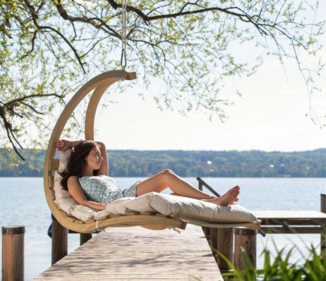 La chaise-longue Swing Lounger est idéale pour profiter du beau temps dans son jardin en se reposant.