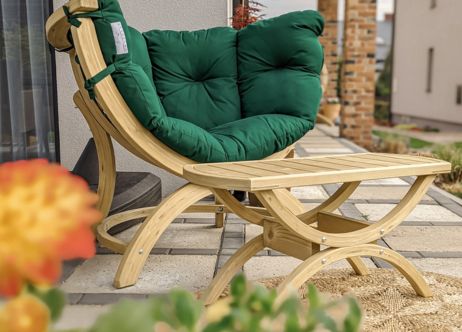 Je me repose dans mon hamac et pose mon livre et/ou ma boisson sur cette table de jardin.