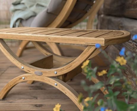 Cette table d'appoint est parfaitement complétaire avec nos hamacs en bois.