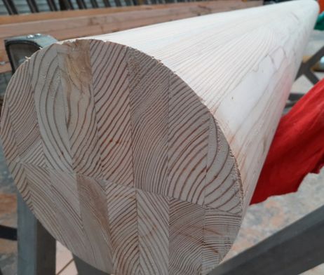 Si vous souhaitez profiter d'une terrasse ombragée cet été, optez pour une fixation avec nos mâts en bois d'acacia lisse.