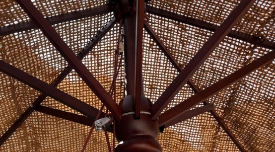 Créez une zone d'ombre sur votre terrasse avec notre parasol en fibre de coco.