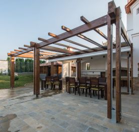 Profitez d'une pergola en bois pour créer une zone d'ombrage au dessus de la terrasse de votre jardin.